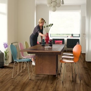 Ламинат Quick-step Eligna Wide UW1542 Реставрированнный темный каштан (8мм/32кл/1,835м2) 1380*190, м2 Ламинат Quick-step Eligna Wide UW1542 Реставрированнный темный каштан (8мм/32кл/1,835м2) 1380*190, м2