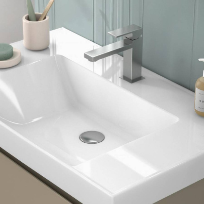 Гибкая подводка, комллект креплений, инструкция по монтажу, гарантийный талон.