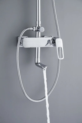 Смеситель Rossinka RS46-46 для ванны с регулируемой высотой штанги и лейкой "Тропический дождь"