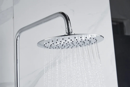 Смеситель Rossinka RS45-46 для ванны с регулируемой высотой штанги и лейкой "Тропический дождь"